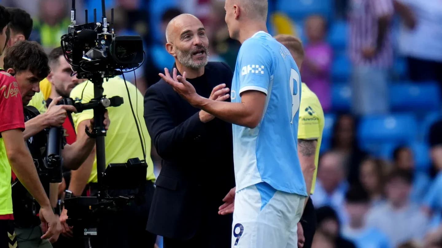 Entrenador hablando con jugador en la banda Entrenador hablando con jugador en la banda
