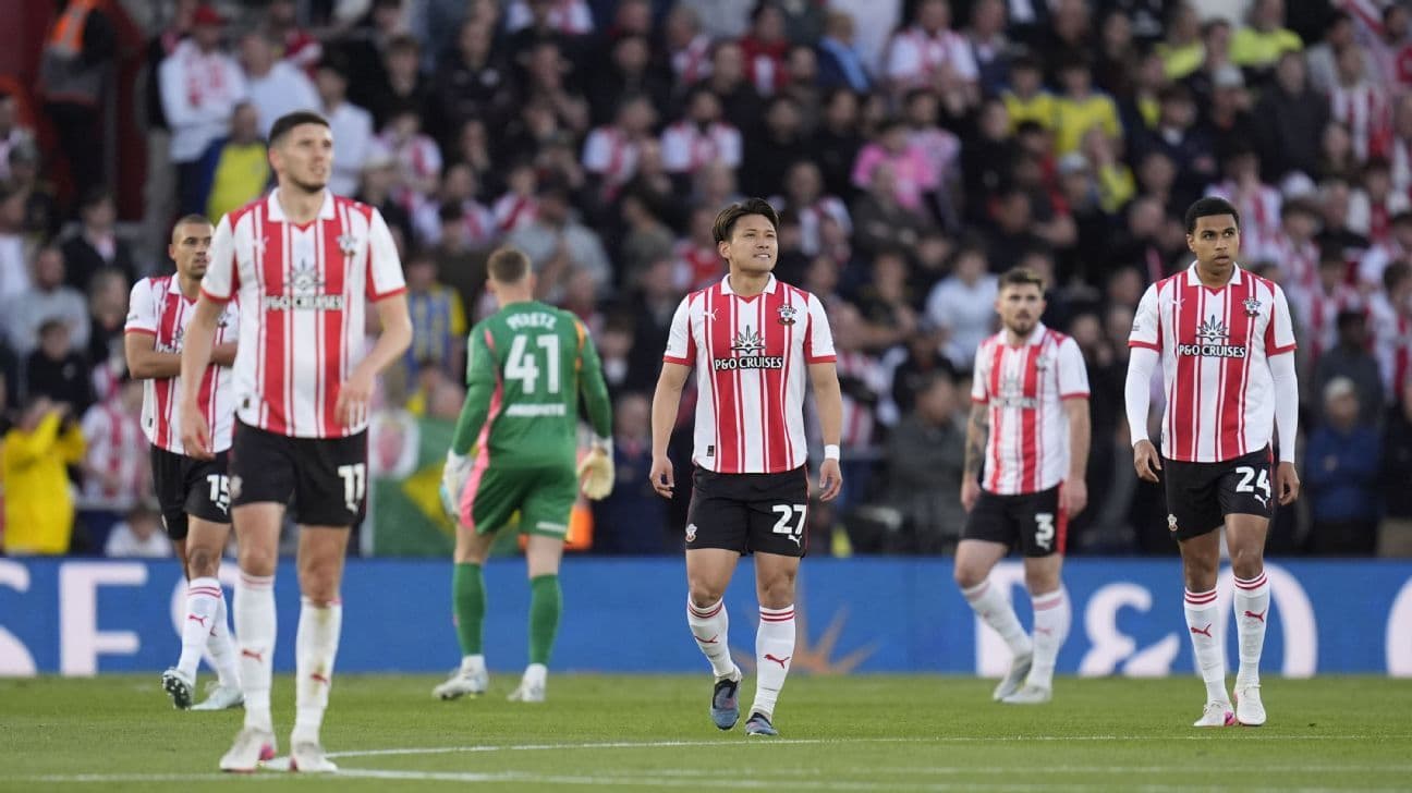 Jugadores de Southampton en el campo tras un gol Jugadores de Southampton en el campo tras un gol