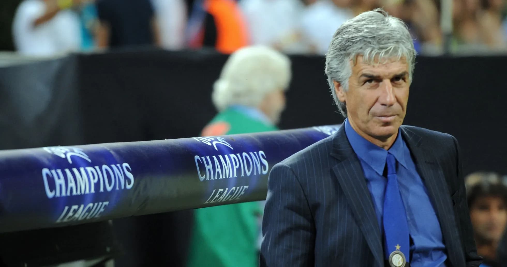 Entrenador sentado en el banquillo durante partido Entrenador sentado en el banquillo durante partido