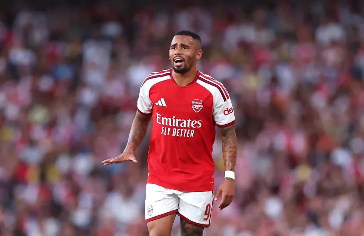 Jugador de Arsenal en acción durante el partido Jugador de Arsenal en acción durante el partido