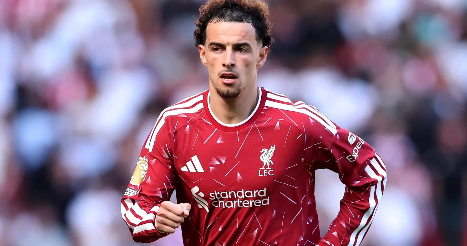 Jugador de Liverpool corriendo en el campo de juego Jugador de Liverpool corriendo en el campo de juego