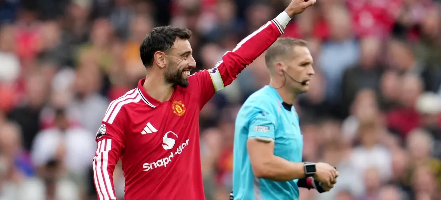 Bruno Fernandes celebrando con árbitro durante partido Bruno Fernandes celebrando con árbitro durante partido