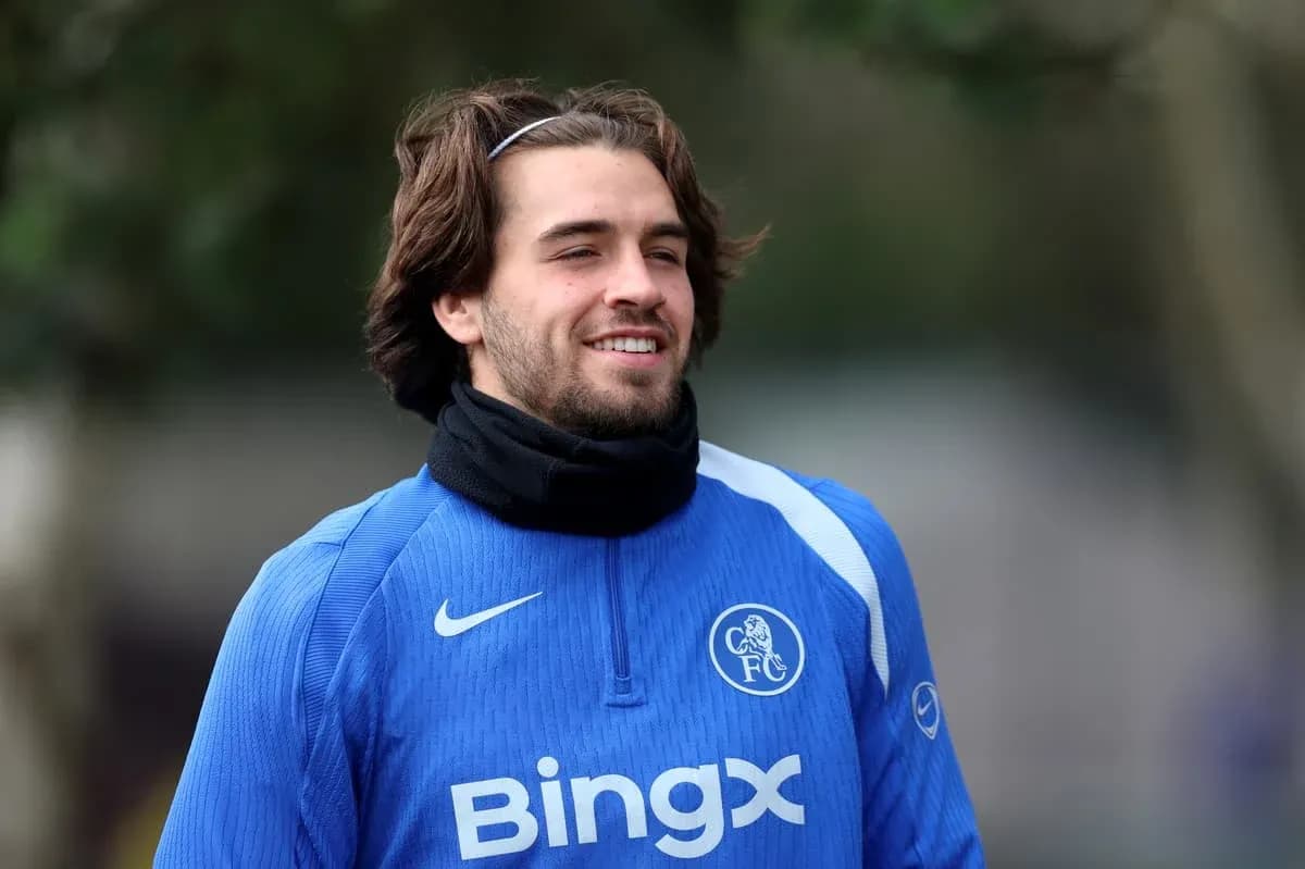 Jugador sonriente durante entrenamiento de Chelsea FC Jugador sonriente durante entrenamiento de Chelsea FC