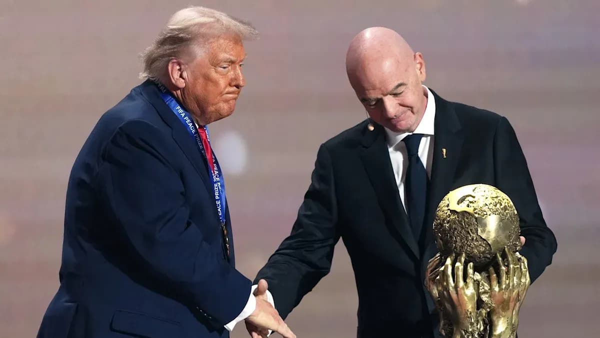 Donald Trump y Gianni Infantino estrechando manos con trofeo Donald Trump y Gianni Infantino estrechando manos con trofeo