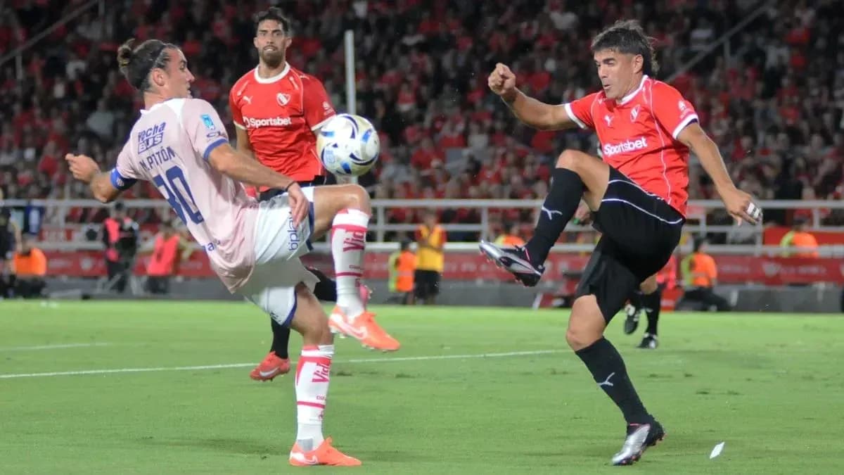 Jugadores compitiendo por el balón en el partido Jugadores compitiendo por el balón en el partido