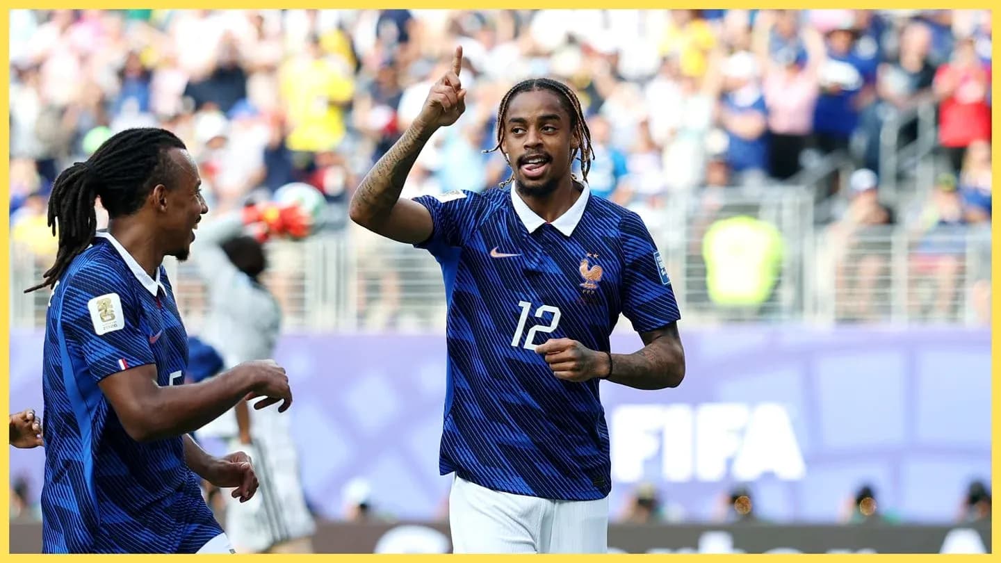 Jugador de Francia celebrando un gol con compañero Jugador de Francia celebrando un gol con compañero