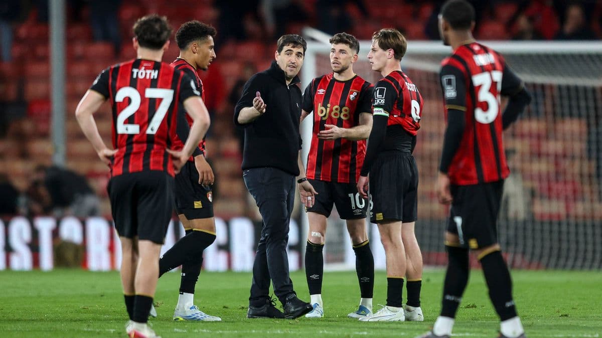 Entrenador hablando con jugadores de Bournemouth en el campo Entrenador hablando con jugadores de Bournemouth en el campo