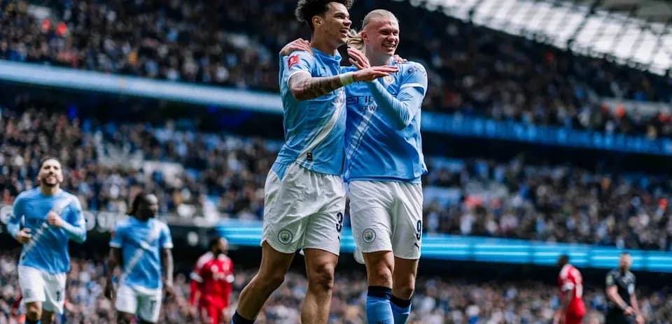 Jugadores de Manchester City celebrando un gol Jugadores de Manchester City celebrando un gol