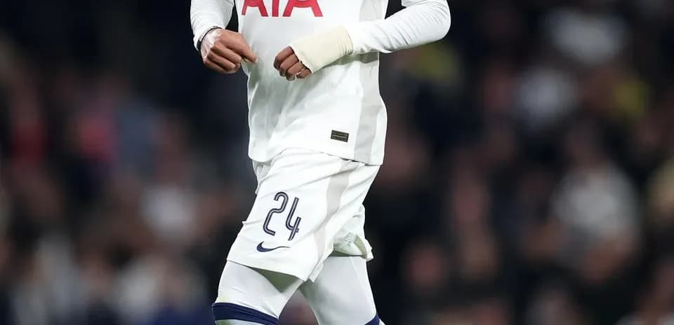 Jugador de Tottenham corriendo con balón en campo Jugador de Tottenham corriendo con balón en campo