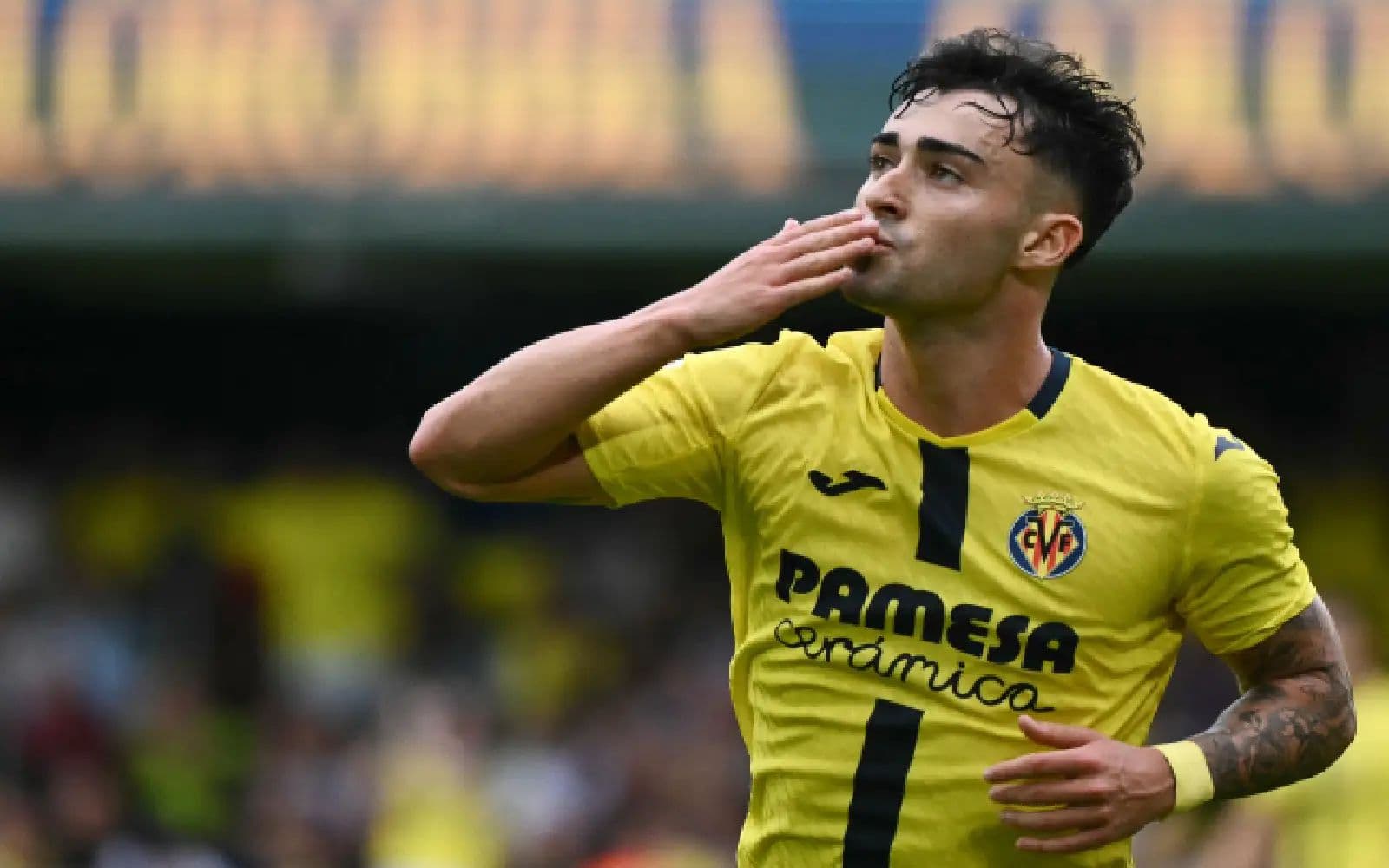 Jugador de Villarreal celebrando un gol Jugador de Villarreal celebrando un gol