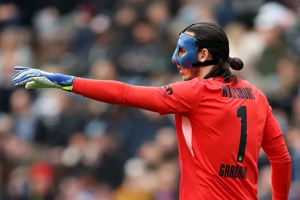 Portero señalando durante el partido con máscara Portero señalando durante el partido con máscara