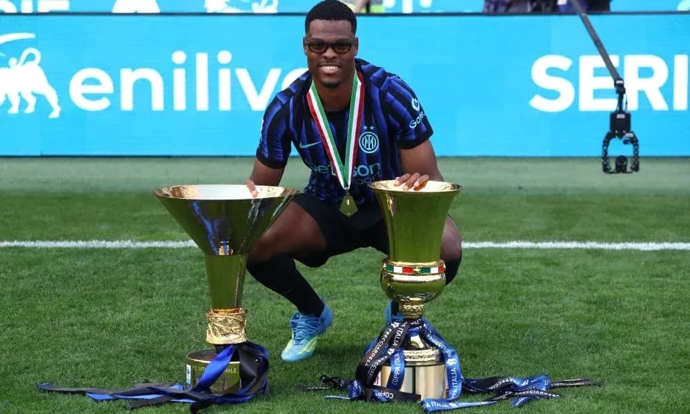 Jugador de Inter de Milán con trofeos de campeonato Jugador de Inter de Milán con trofeos de campeonato