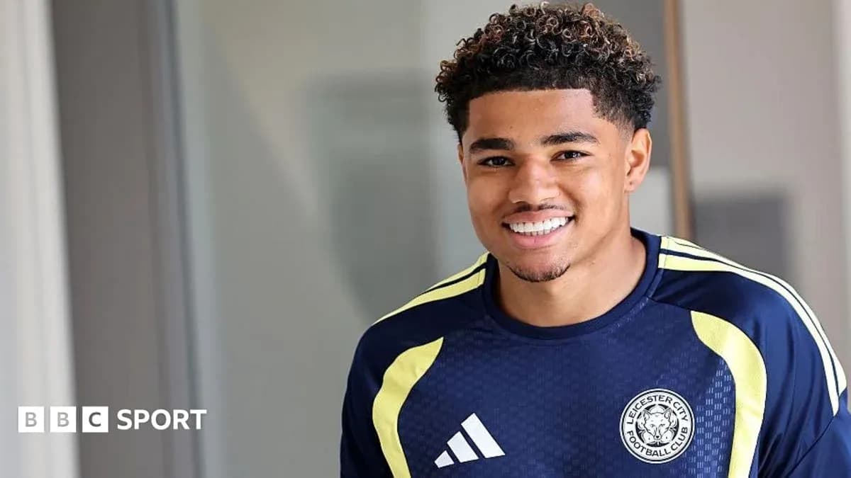 Jugador de Leicester City sonriendo en camiseta de entrenamiento Jugador de Leicester City sonriendo en camiseta de entrenamiento