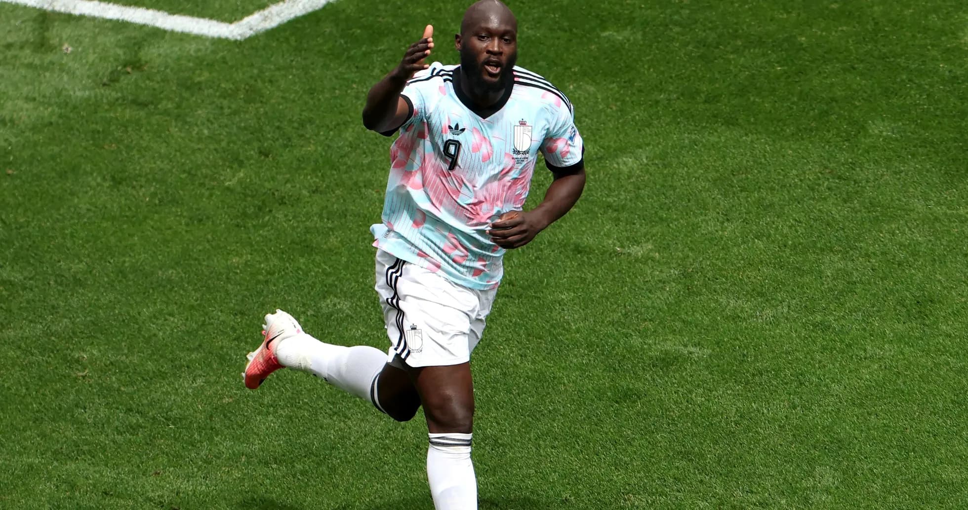 Jugador corriendo tras anotar un gol en partido Jugador corriendo tras anotar un gol en partido