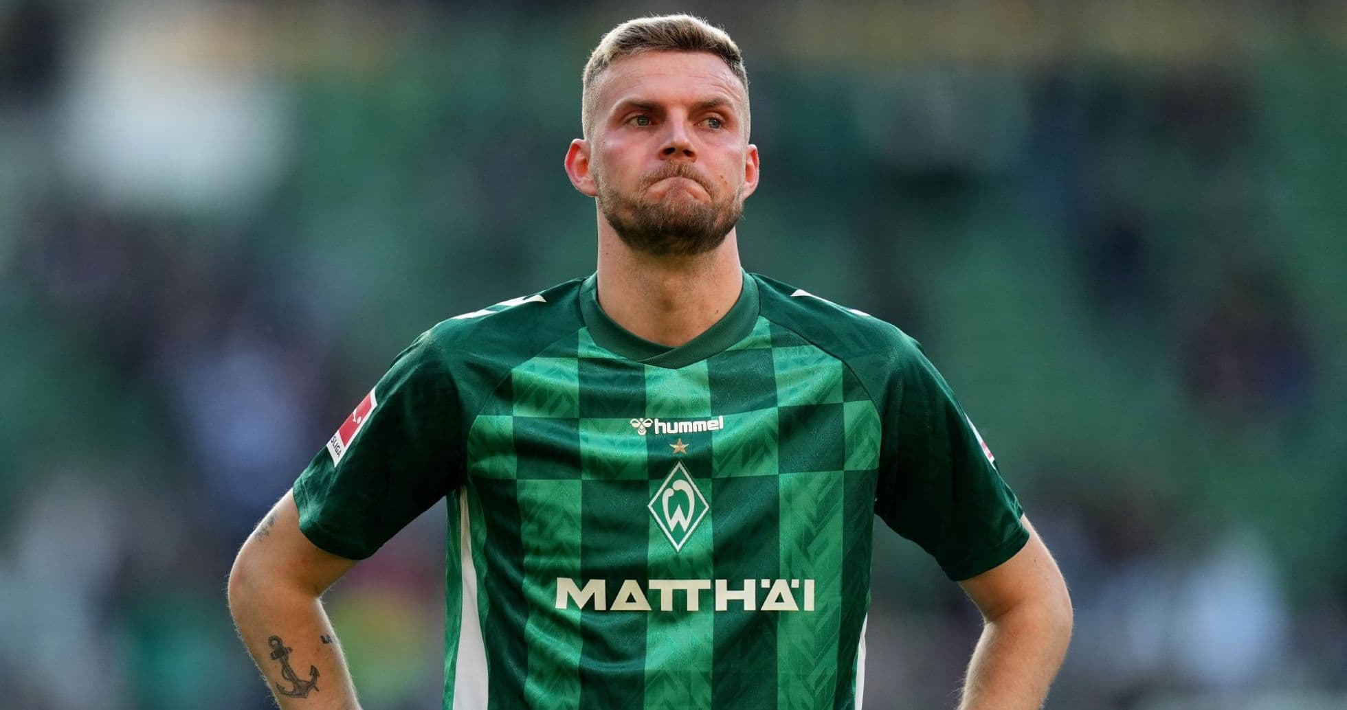 Jugador de Werder Bremen con camiseta verde en el campo Jugador de Werder Bremen con camiseta verde en el campo