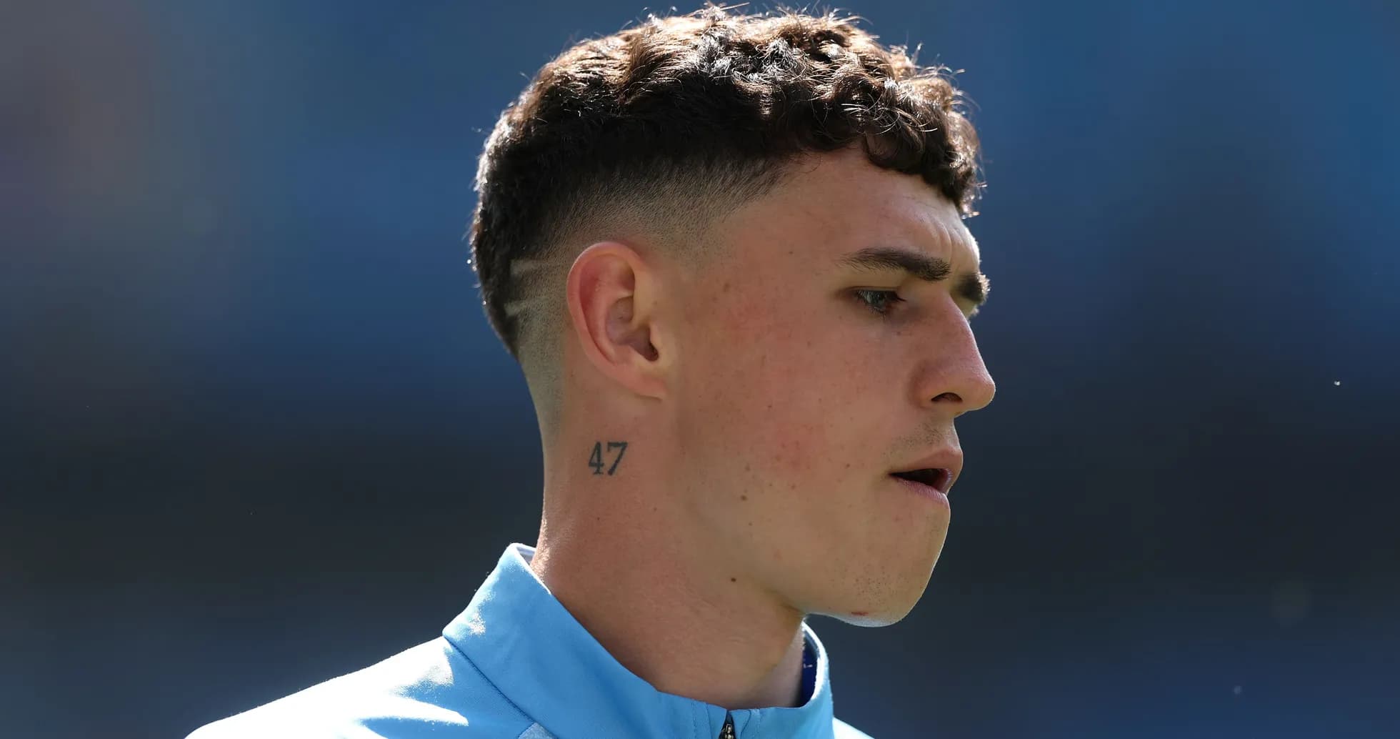 Jugador con camiseta azul y tatuaje en el cuello Jugador con camiseta azul y tatuaje en el cuello