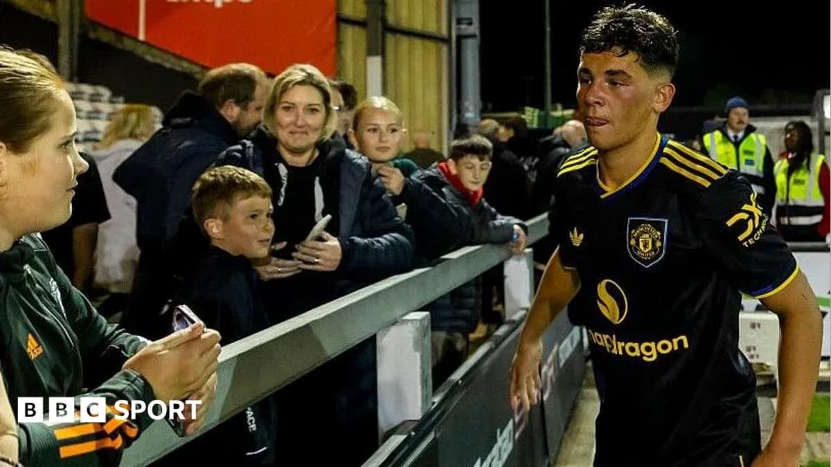 Jugador saliendo del campo mientras los aficionados observan Jugador saliendo del campo mientras los aficionados observan