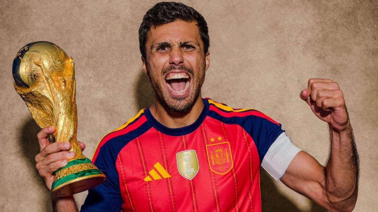 Jugador celebrando con la Copa del Mundo en mano Jugador celebrando con la Copa del Mundo en mano