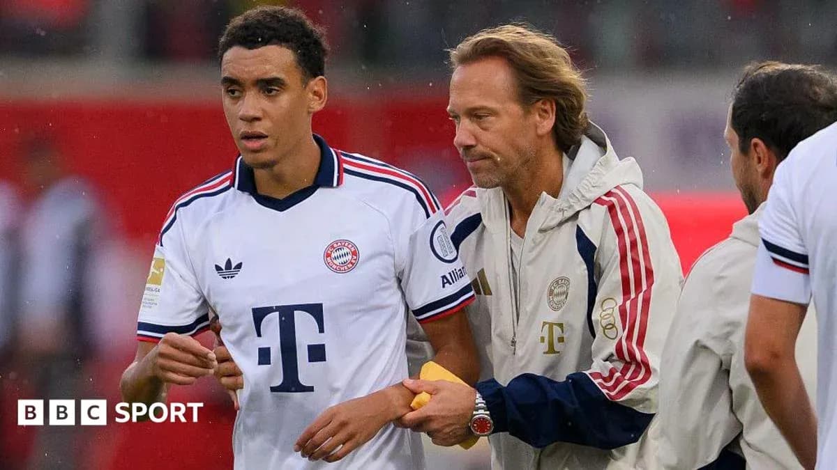 Jugador de Bayern Múnich con entrenador en el banquillo Jugador de Bayern Múnich con entrenador en el banquillo