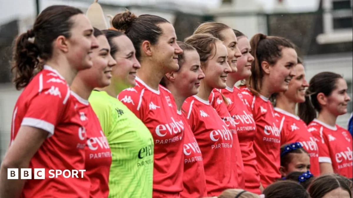 Equipo femenino posando en uniforme rojo para foto Equipo femenino posando en uniforme rojo para foto