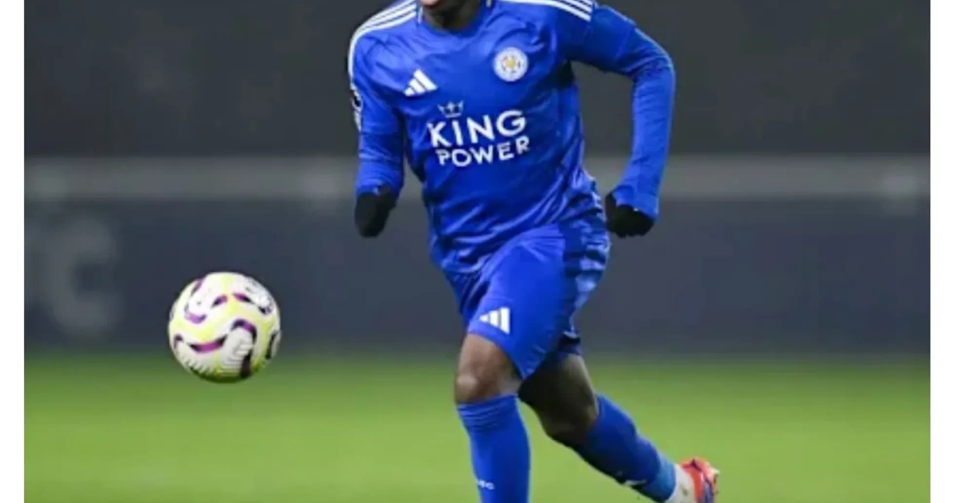 Jugador de Leicester City corriendo tras el balón Jugador de Leicester City corriendo tras el balón