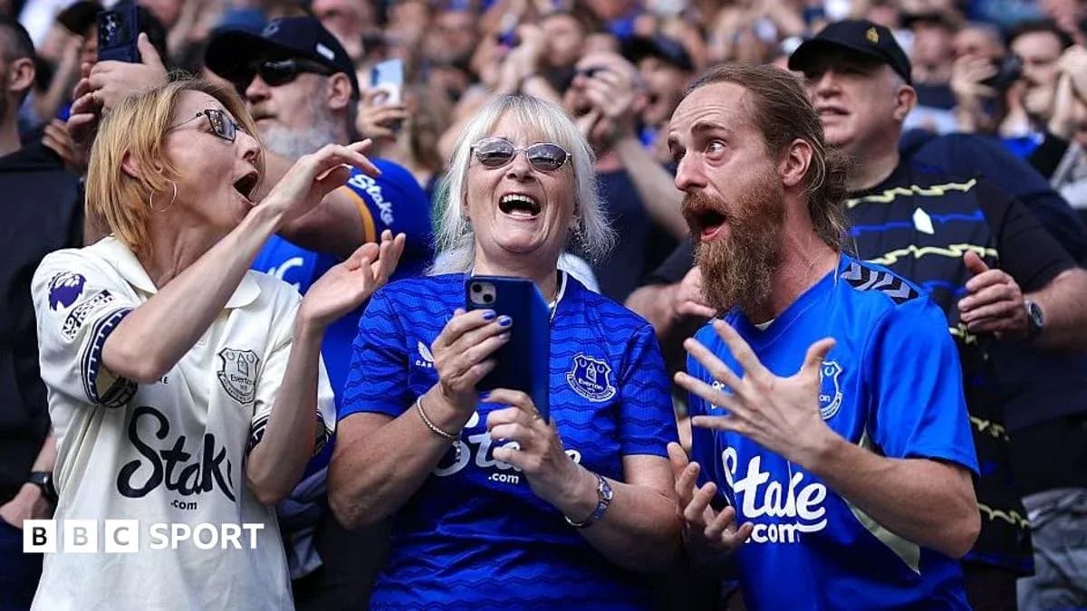 Aficionados de Everton celebrando en las gradas Aficionados de Everton celebrando en las gradas