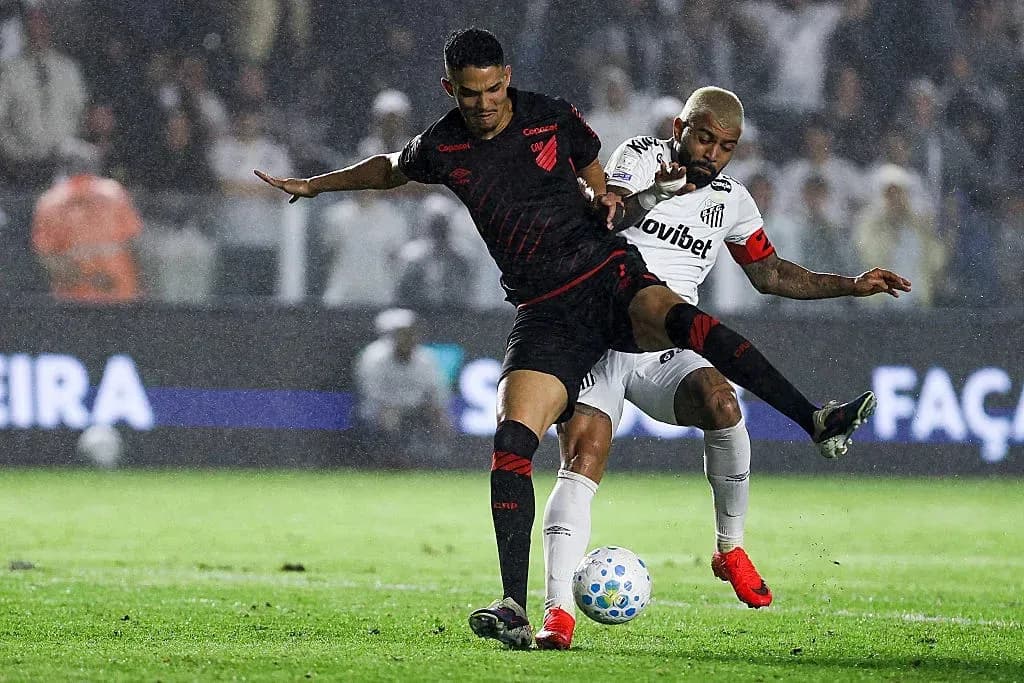 Jugador de Atlético Paranaense defendiendo ante Santos Jugador de Atlético Paranaense defendiendo ante Santos