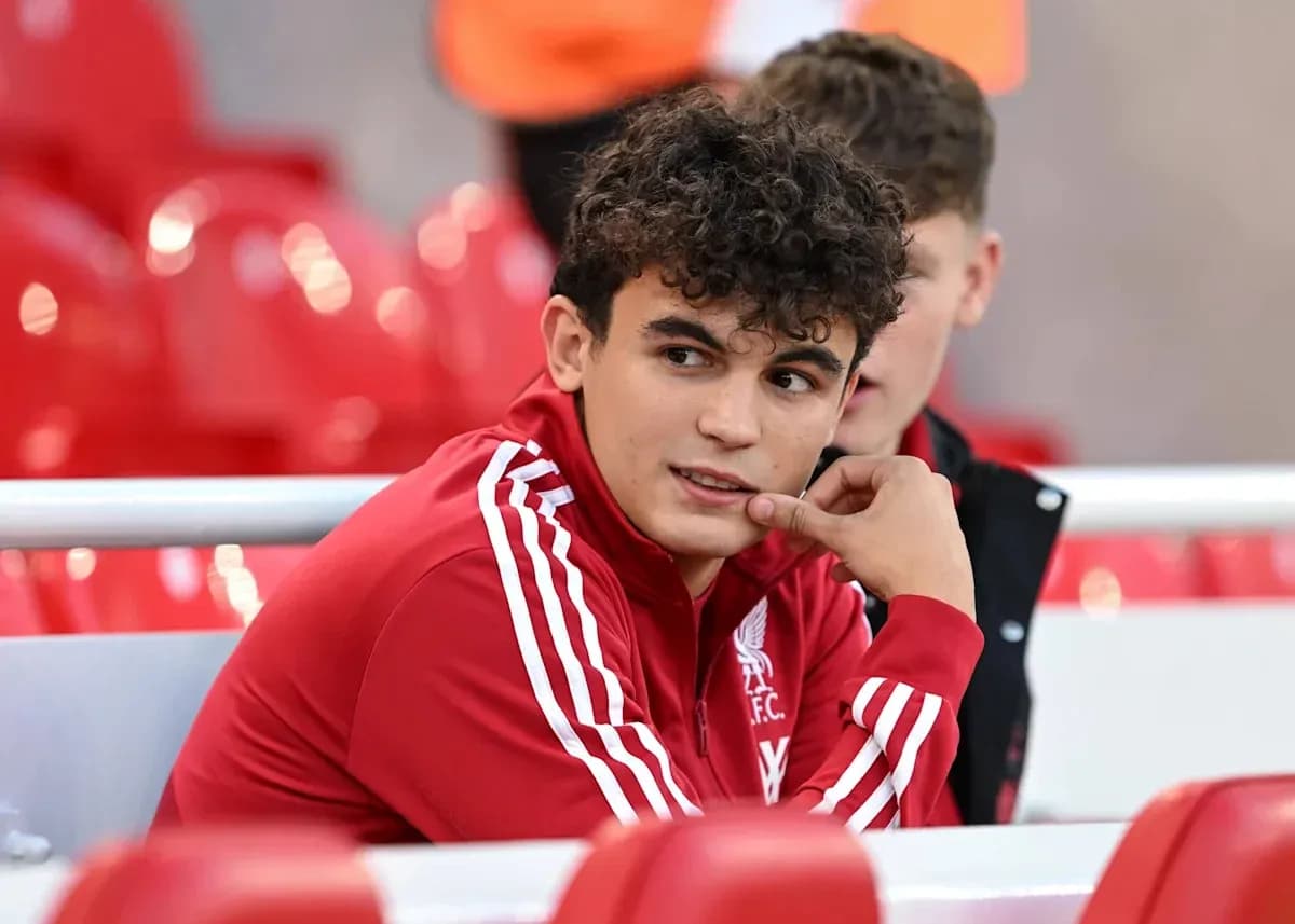 Jugador de Liverpool sentado en la banca de suplentes Jugador de Liverpool sentado en la banca de suplentes