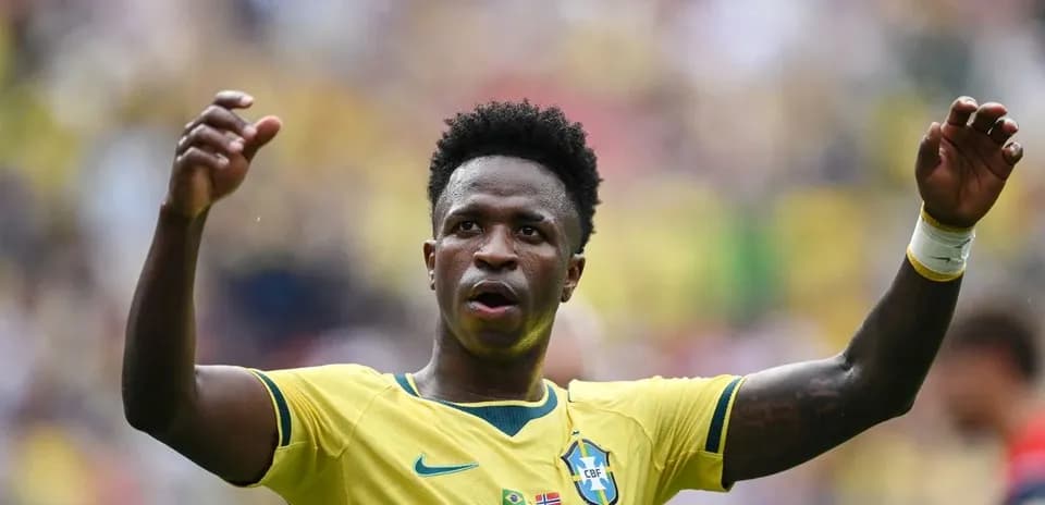 Jugador de Brasil levantando las manos en el campo Jugador de Brasil levantando las manos en el campo