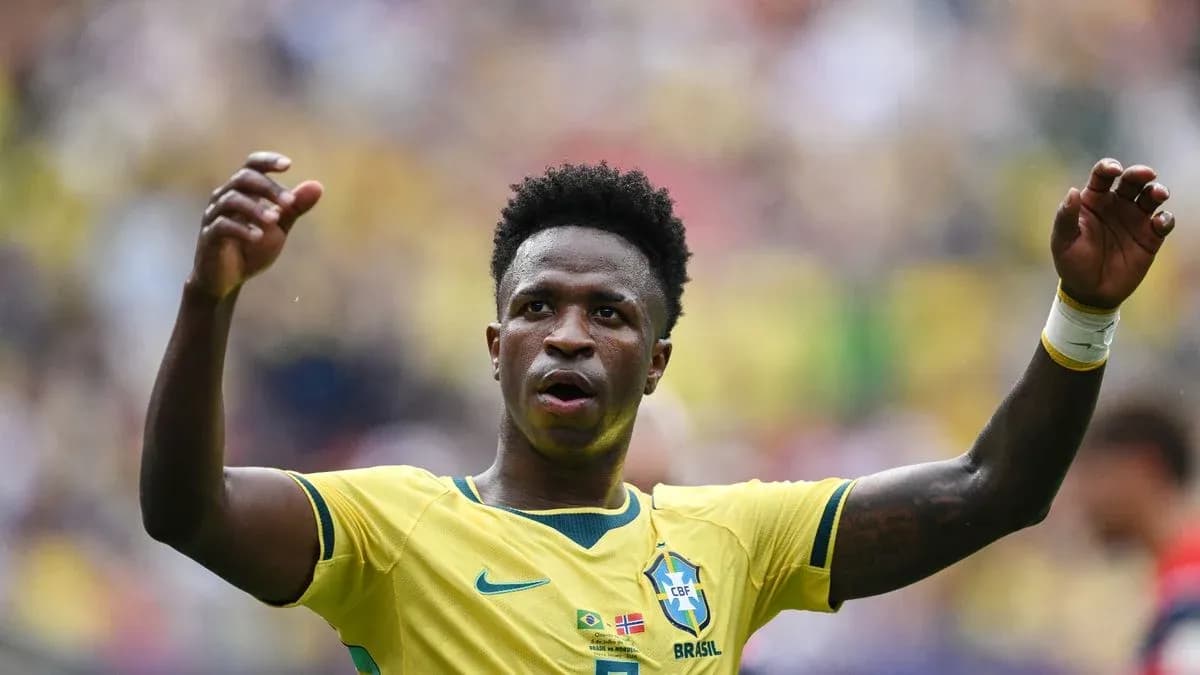 Jugador de Brasil levantando las manos en el campo Jugador de Brasil levantando las manos en el campo