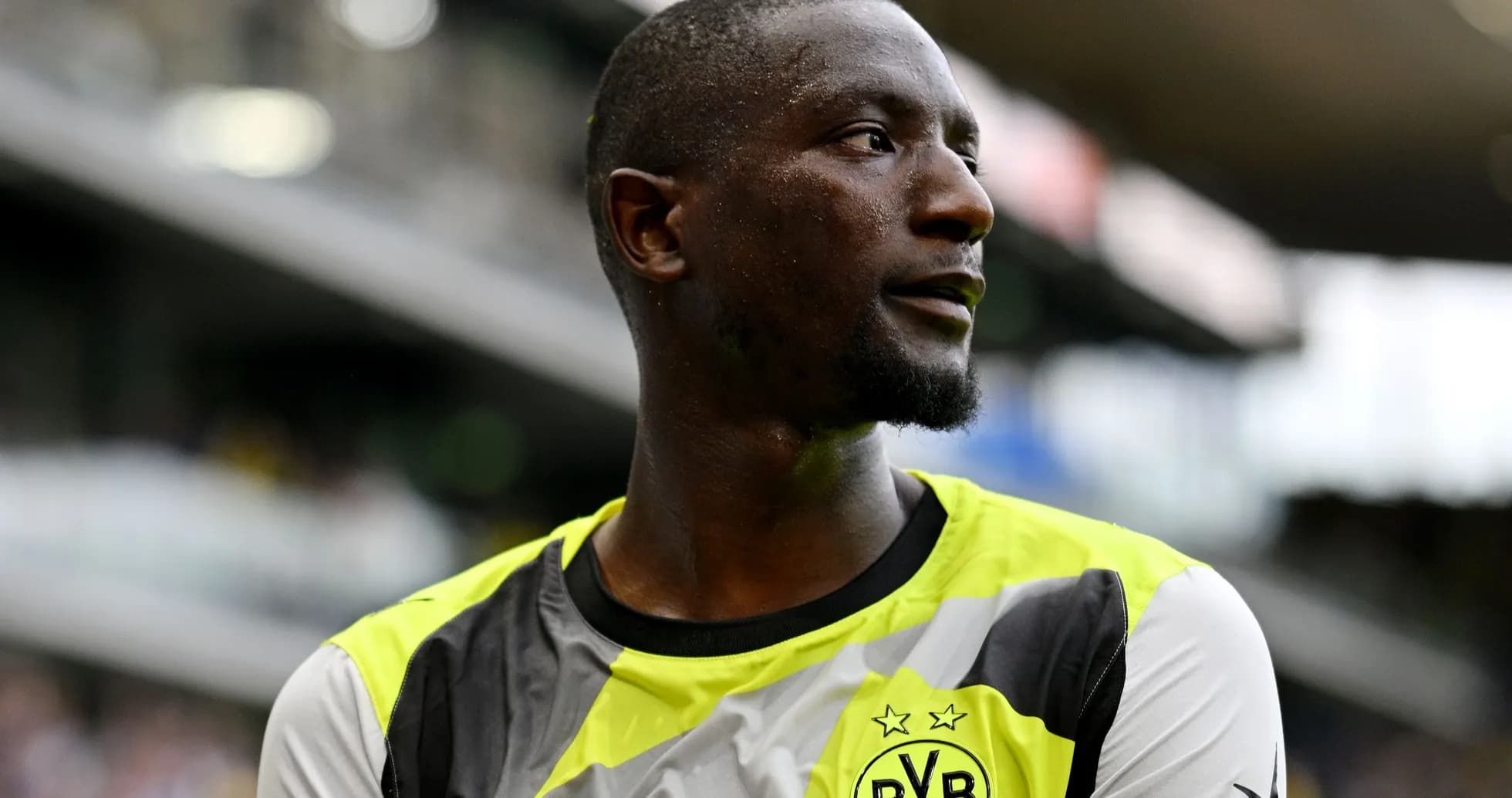 Jugador de Borussia Dortmund en uniforme amarillo y negro Jugador de Borussia Dortmund en uniforme amarillo y negro