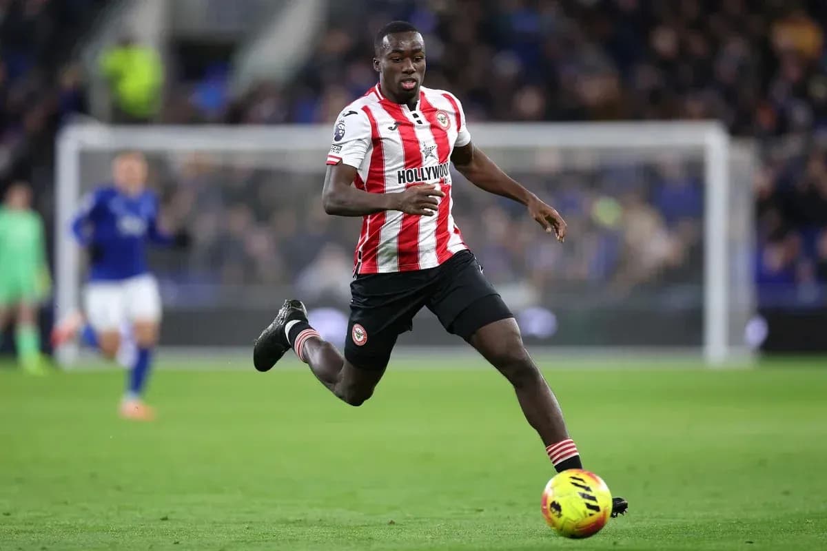 Jugador de Brentford corriendo con el balón en el campo Jugador de Brentford corriendo con el balón en el campo