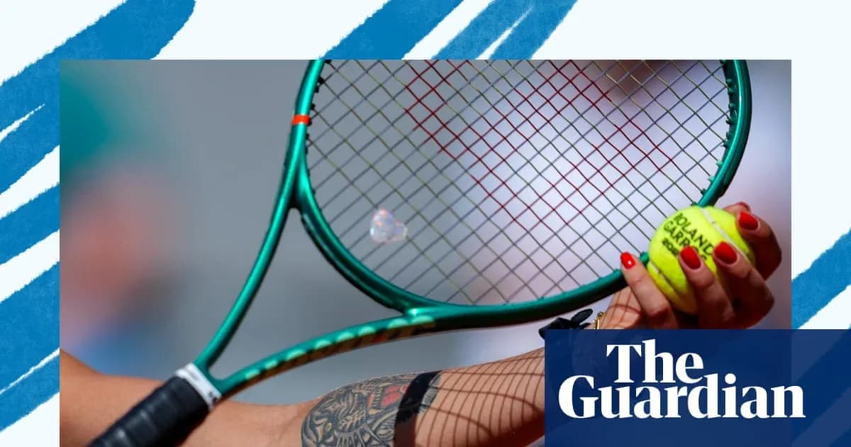 Mano sosteniendo raqueta y pelota de tenis Mano sosteniendo raqueta y pelota de tenis