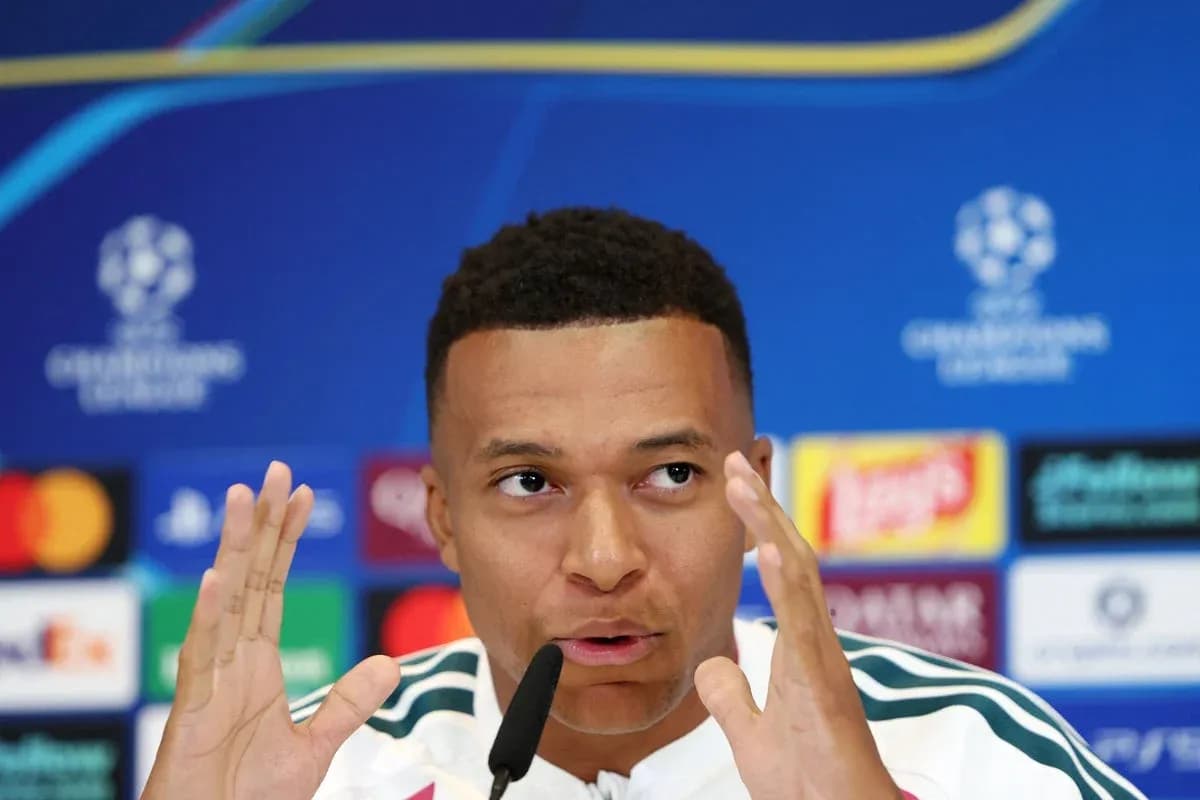 Jugador hablando en rueda de prensa de la Champions League Jugador hablando en rueda de prensa de la Champions League