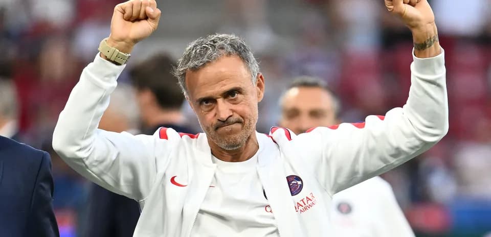 Entrenador levantando los brazos en celebración Entrenador levantando los brazos en celebración