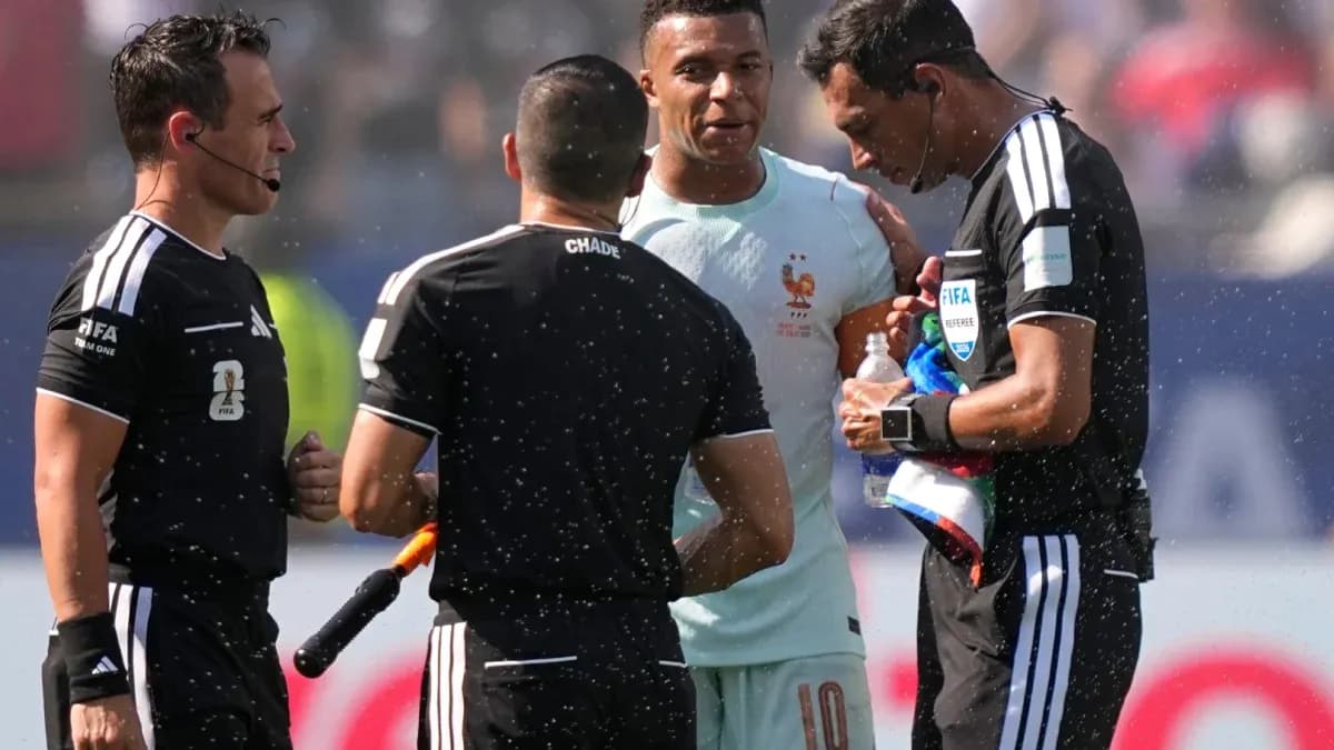 Kylian Mbappé hablando con árbitros durante partido Kylian Mbappé hablando con árbitros durante partido