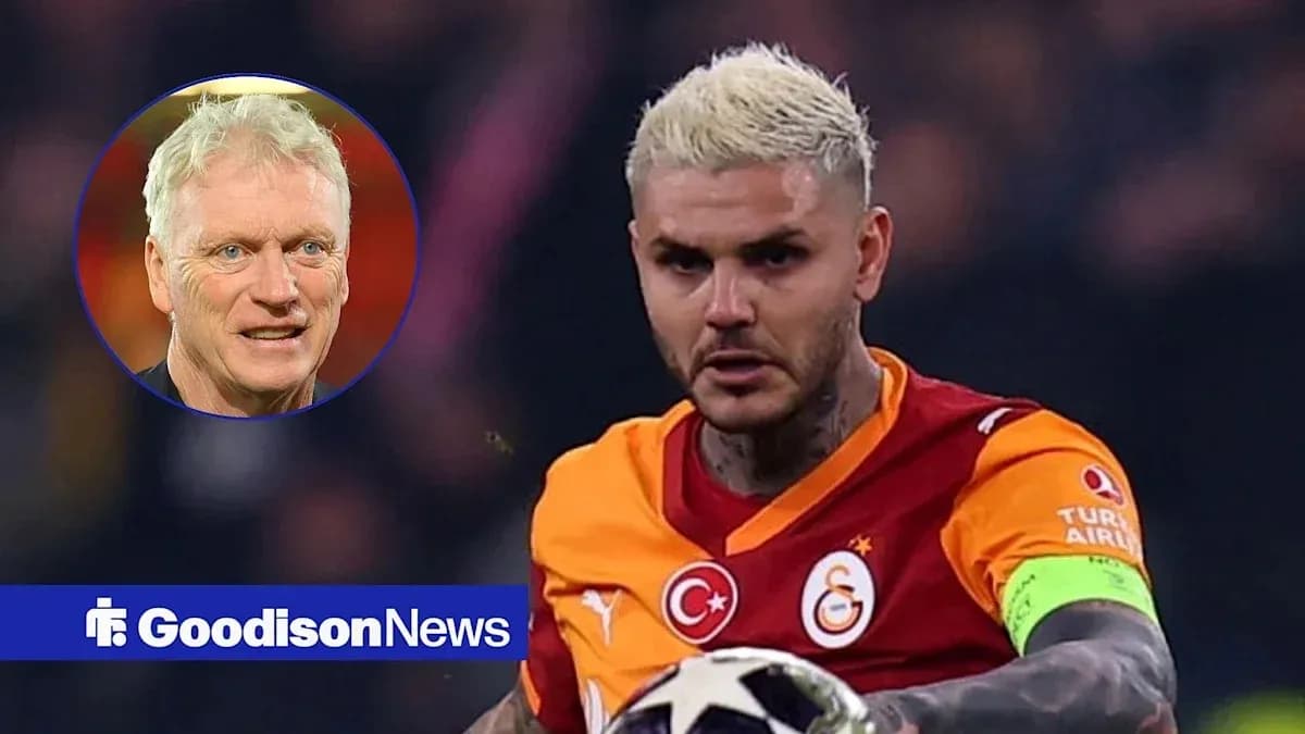 Jugador de Galatasaray con balón en acción Jugador de Galatasaray con balón en acción