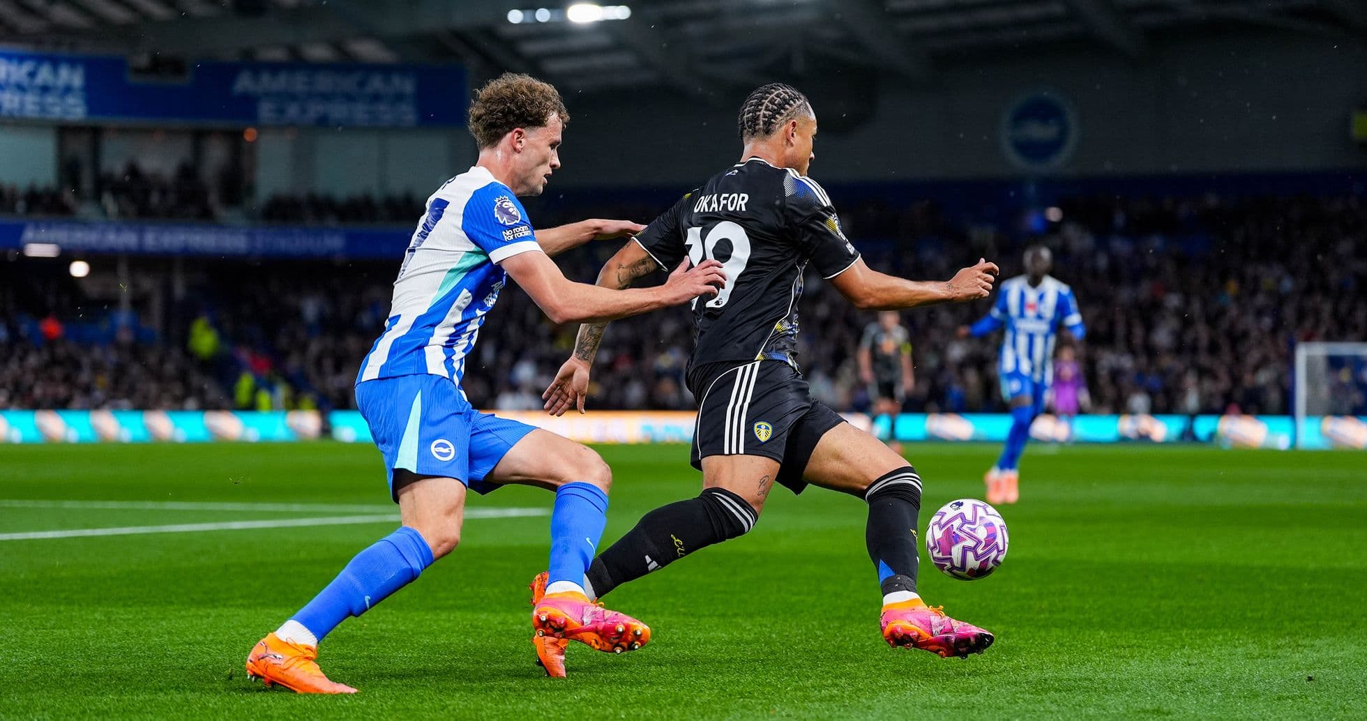 Jugador de Brighton intenta detener a delantero de Leeds Jugador de Brighton intenta detener a delantero de Leeds