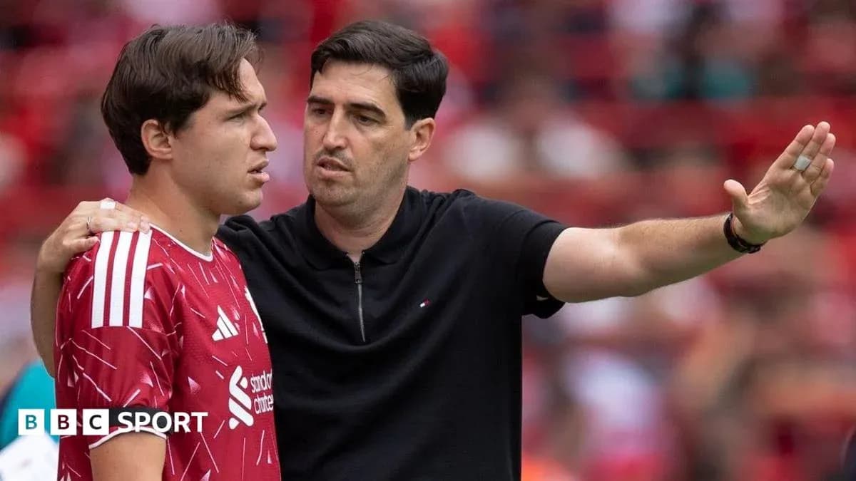 Entrenador hablando con jugador durante el partido Entrenador hablando con jugador durante el partido