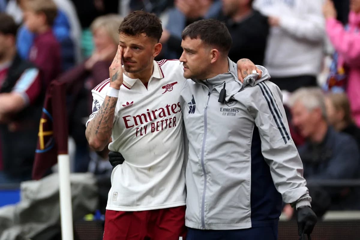 Jugador de Arsenal siendo ayudado tras lesión Jugador de Arsenal siendo ayudado tras lesión