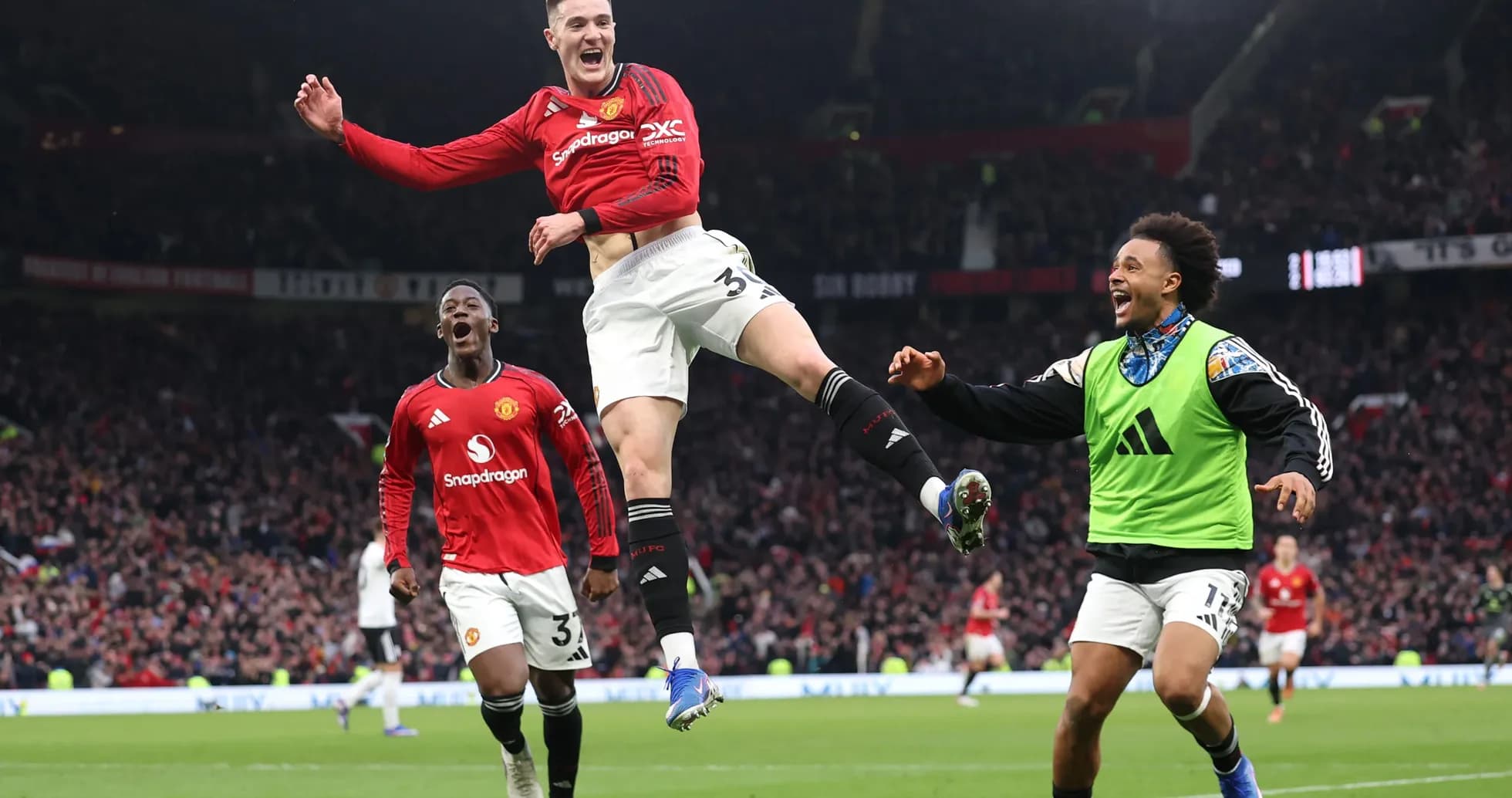 Jugadores de Manchester United celebrando un gol Jugadores de Manchester United celebrando un gol