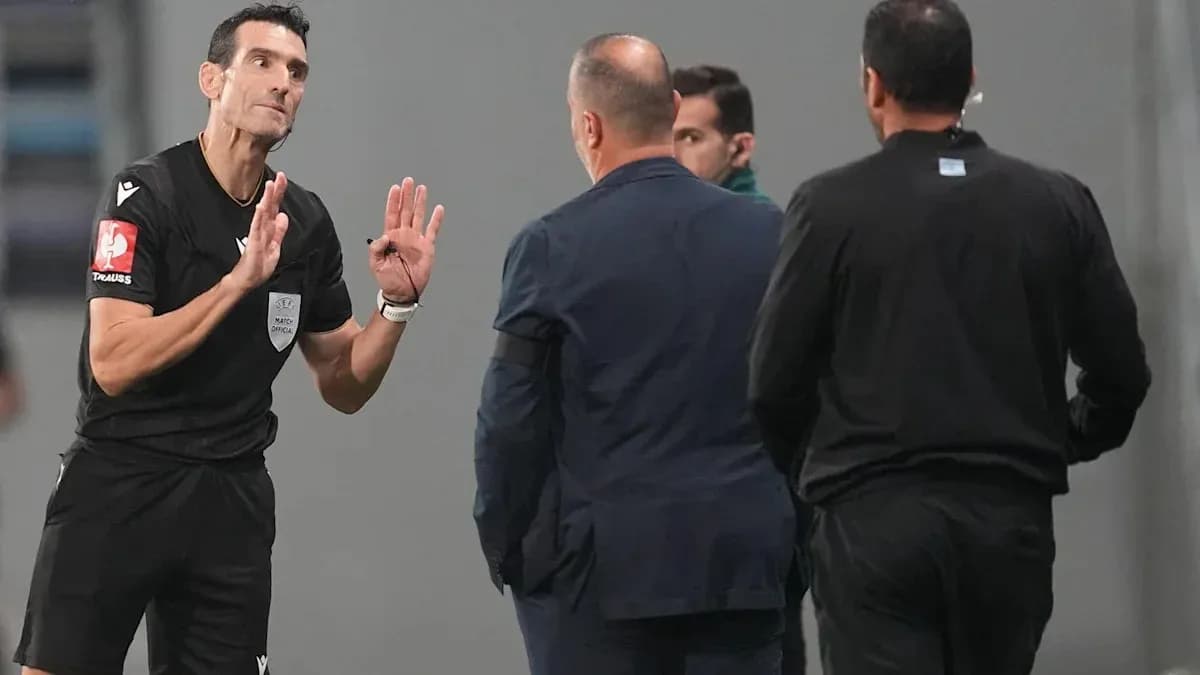 Árbitro hablando con entrenadores durante el partido Árbitro hablando con entrenadores durante el partido