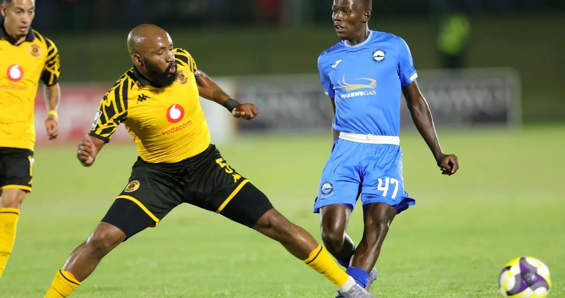 Jugadores de Kaizer Chiefs y AmaZulu compitiendo por el balón Jugadores de Kaizer Chiefs y AmaZulu compitiendo por el balón