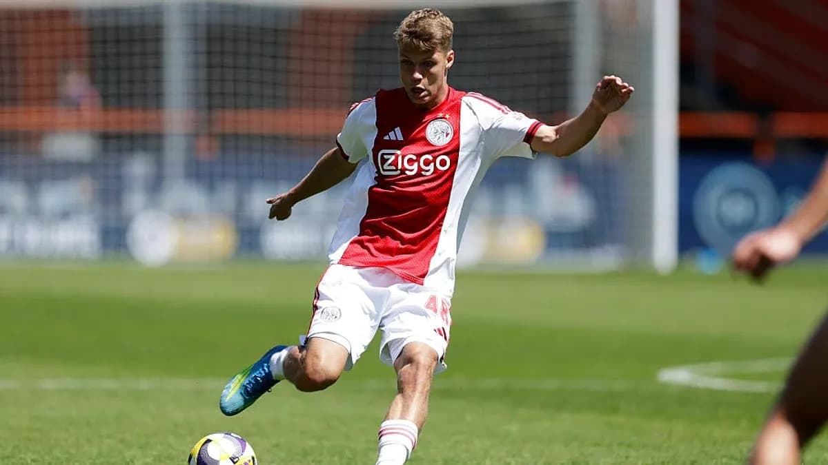 Jugador de Ajax ejecutando un pase en el campo Jugador de Ajax ejecutando un pase en el campo