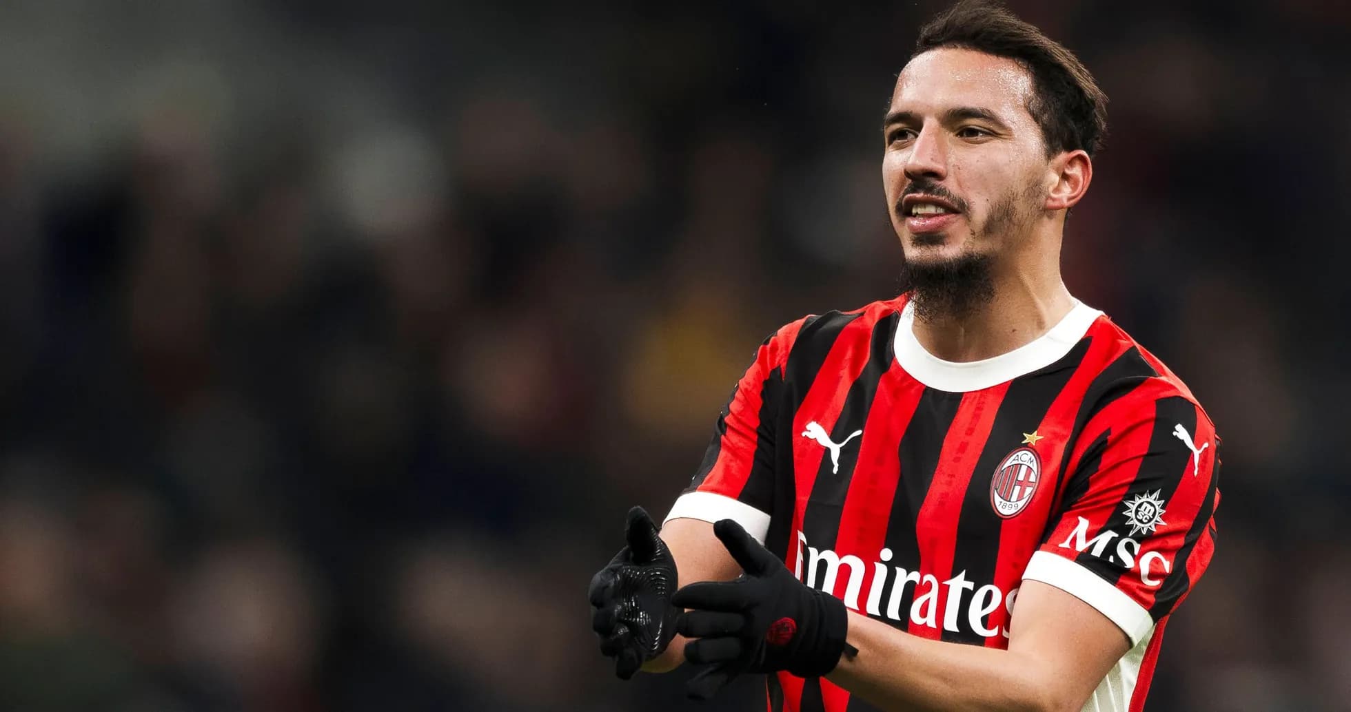 Jugador de AC Milan aplaudiendo en el campo Jugador de AC Milan aplaudiendo en el campo