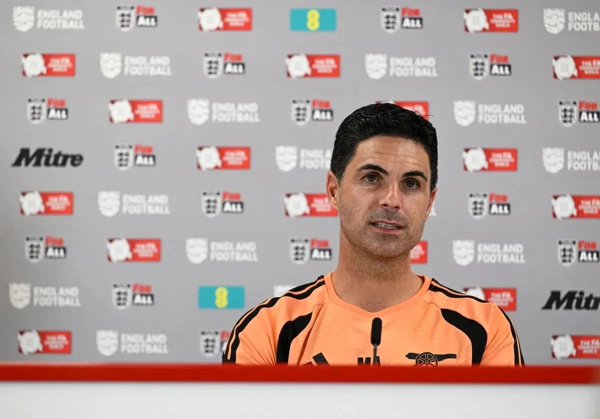 Entrenador en conferencia de prensa con fondo promocional Entrenador en conferencia de prensa con fondo promocional