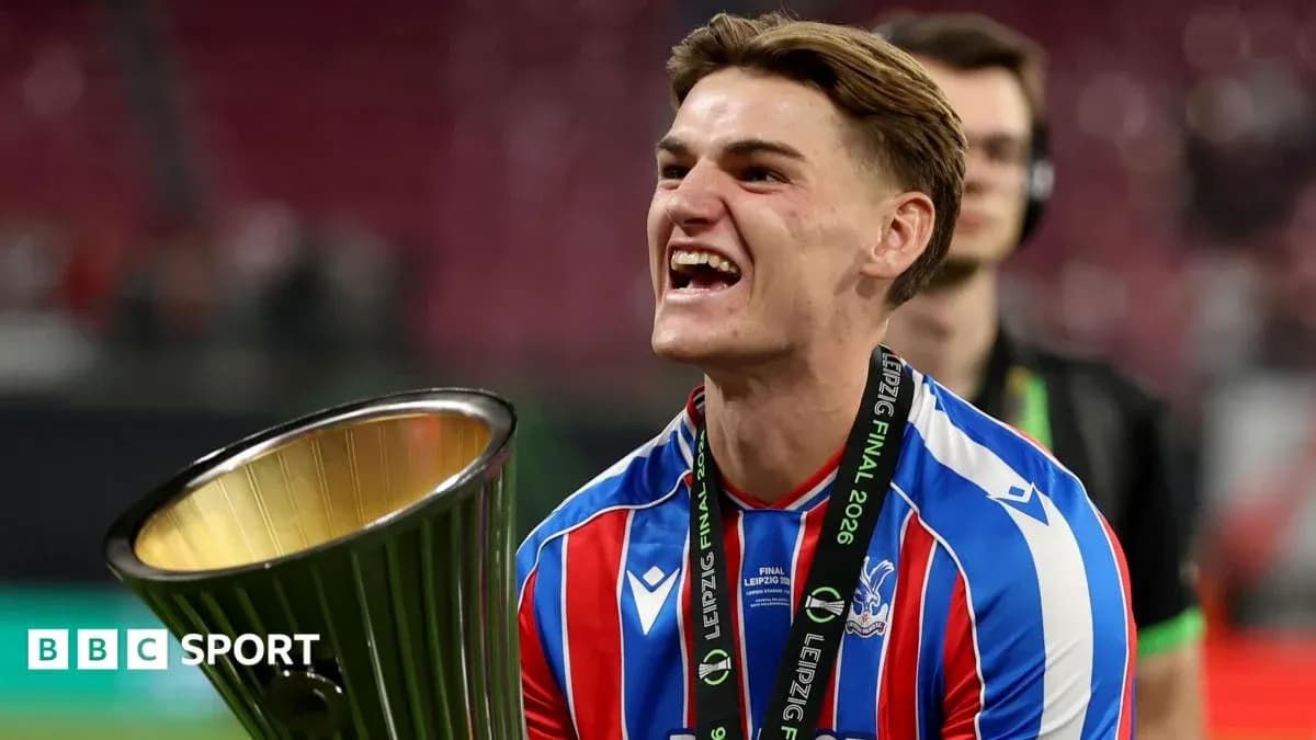 Jugador sosteniendo trofeo tras ganar final Jugador sosteniendo trofeo tras ganar final