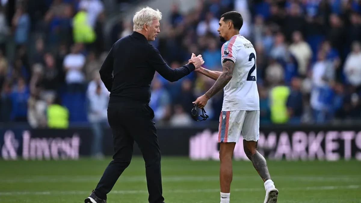 Entrenador saludando a jugador al finalizar el partido Entrenador saludando a jugador al finalizar el partido