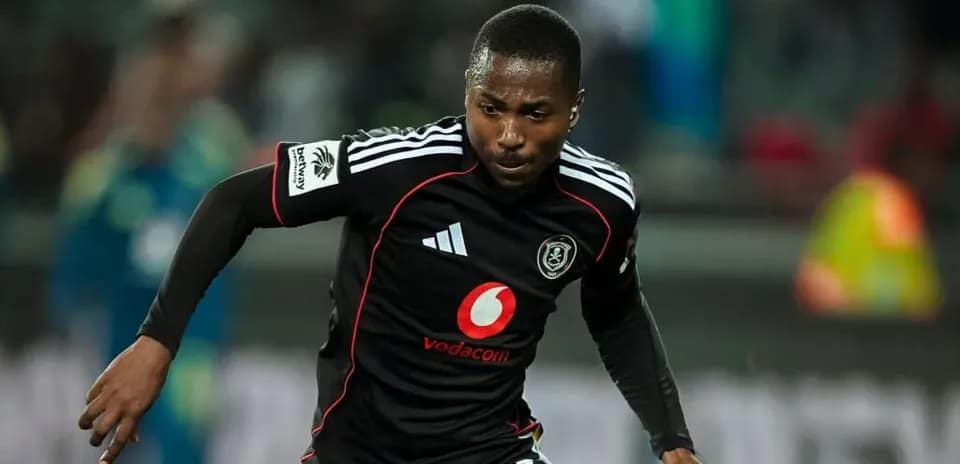 Jugador de Orlando Pirates corriendo con el balón Jugador de Orlando Pirates corriendo con el balón