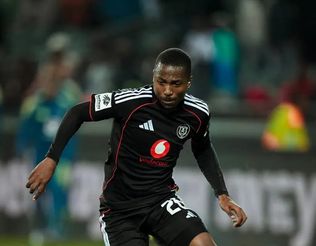 Jugador de Orlando Pirates corriendo con el balón Jugador de Orlando Pirates corriendo con el balón